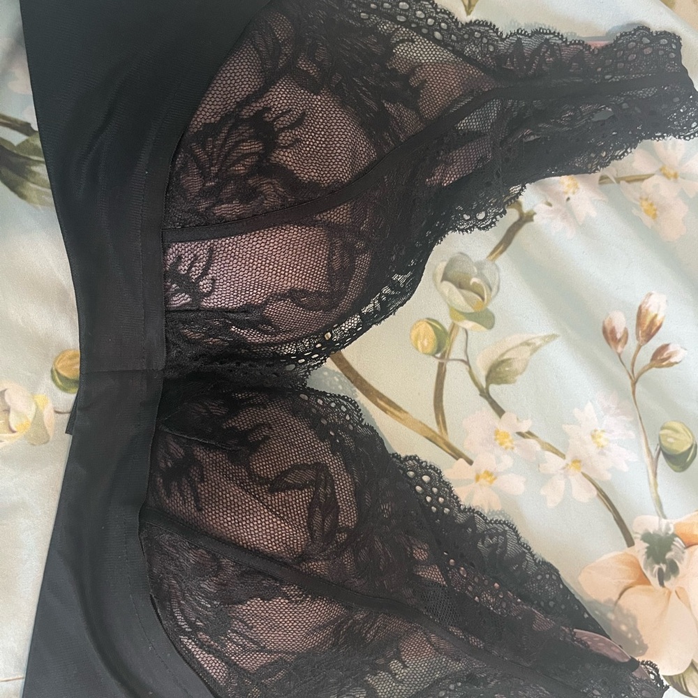 Elegant Black & Pink Lace Wireless Bra